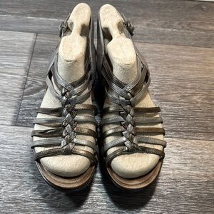 Dansko Strappy Sandals in Metallic Gray woman’s size 40 (b221)
